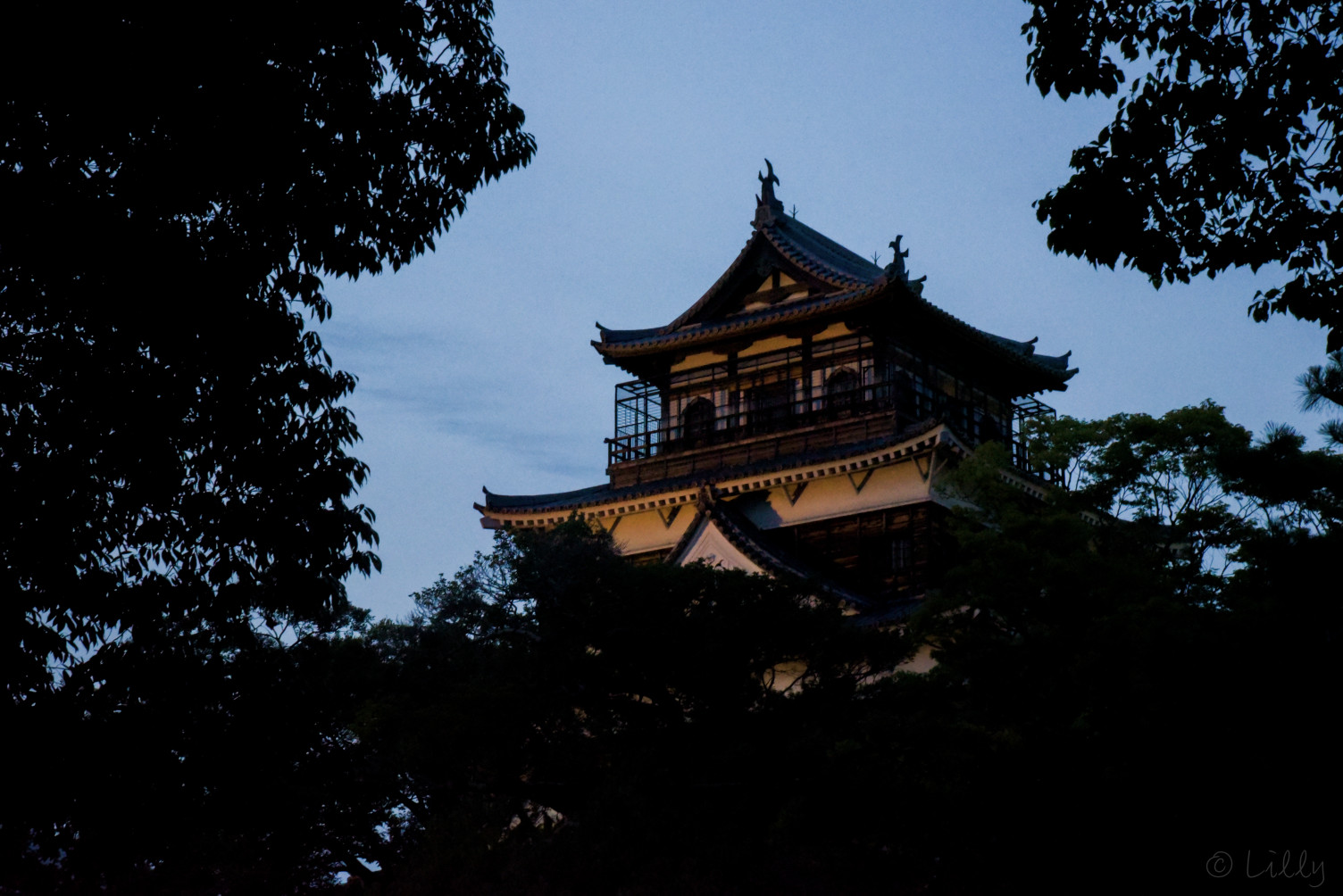 夕闇に聳える広島城